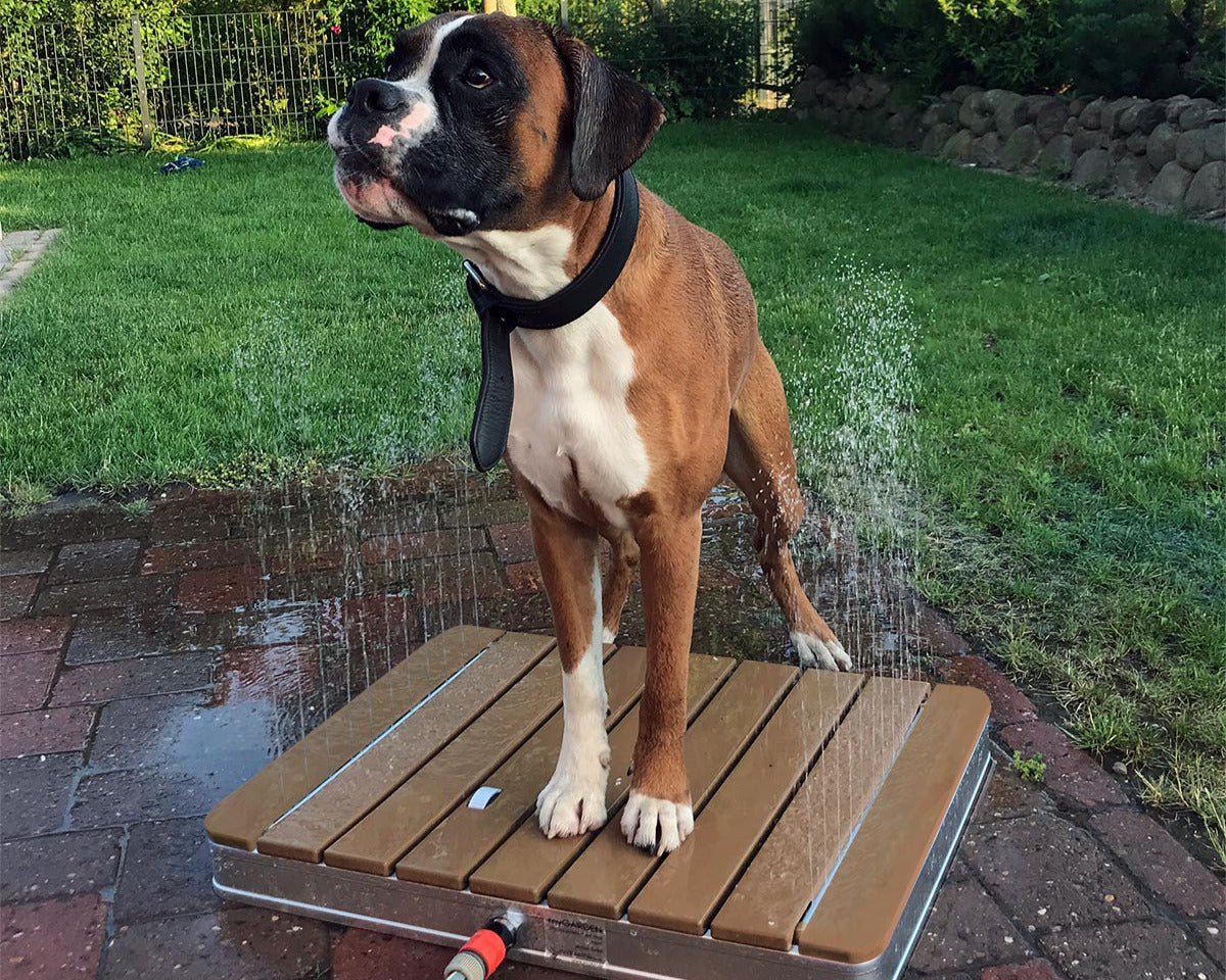 Runde Gartendusche aus Teakholz - auch für Haustiere eine Abkühlung
